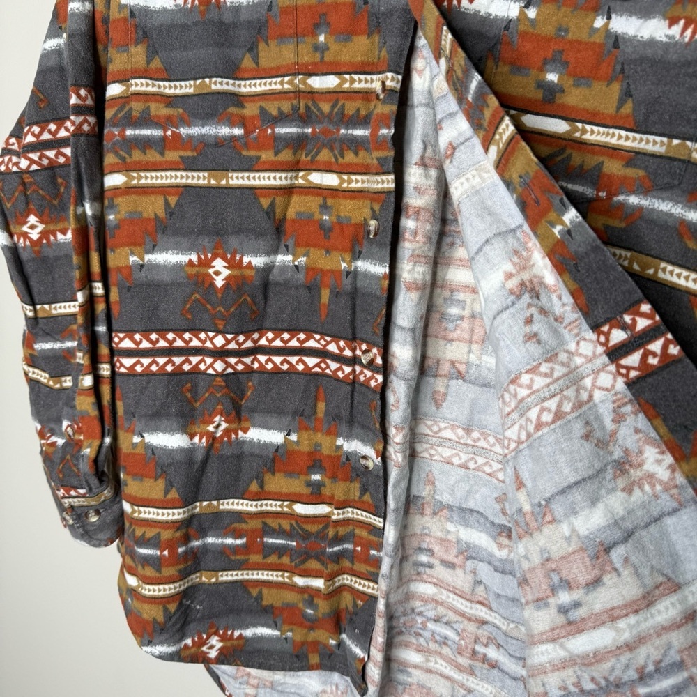 Geometric Patterned Button-Up Shirt - Picture 5 of 6